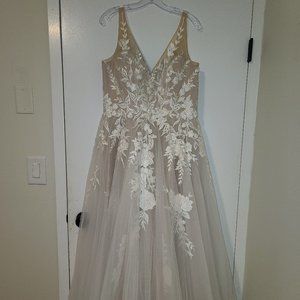 NWT Madi Lane Bridal Halani Wedding Dress w Matching Veil